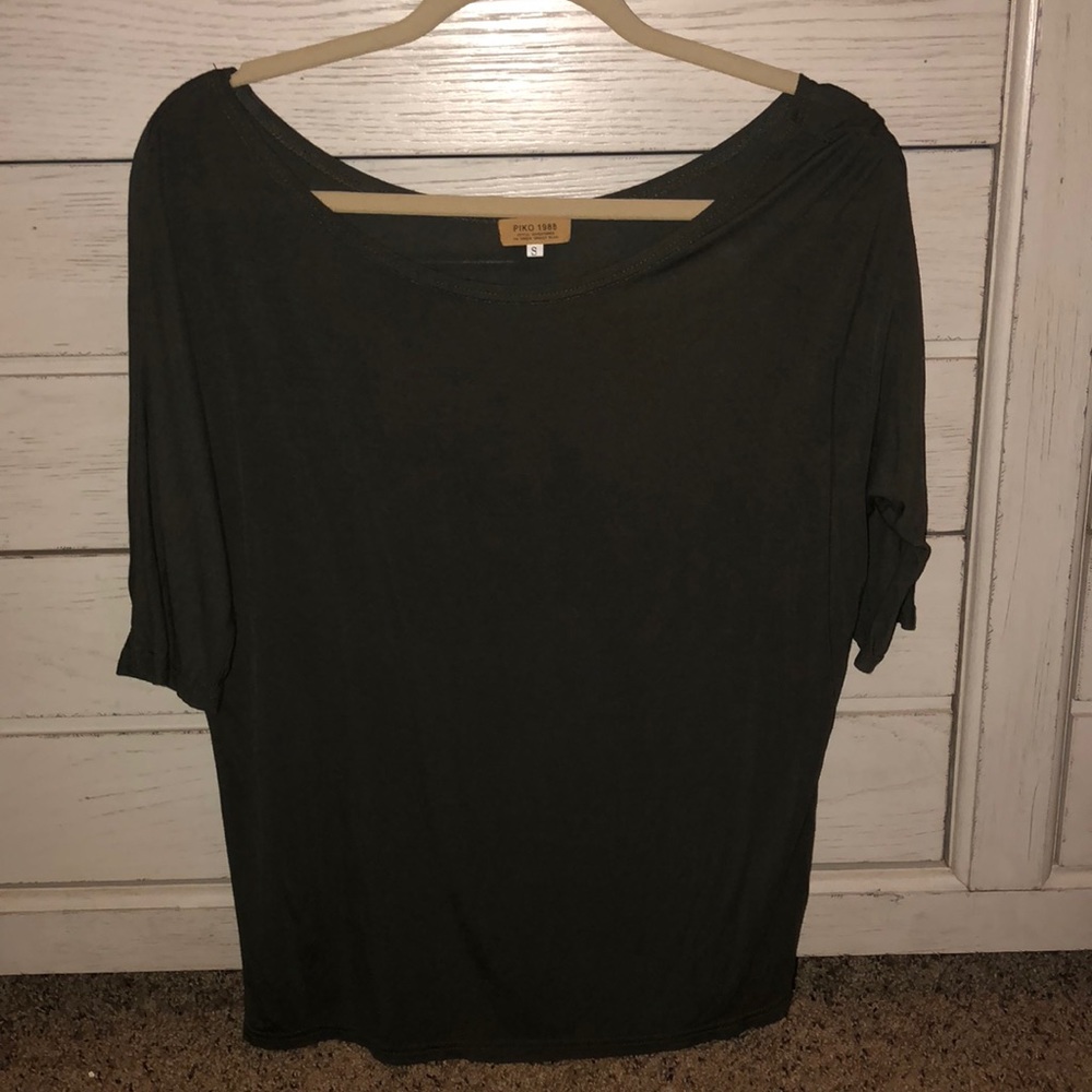 Dark green flowy 3/4 sleeve shirt